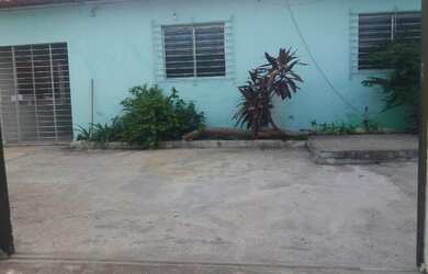 Imagem: A casa possui 3 Dormitórios, 1 Banheiro, 2 Vagas na garagem