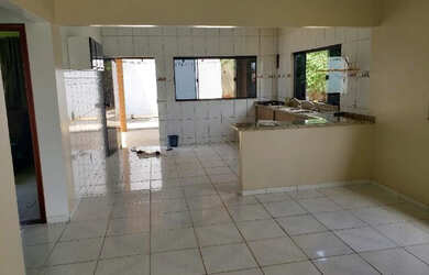 Imagem: A casa possui 2 Dormitórios, 2 Banheiros, 2 Vagas na garagem