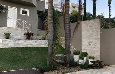 Imagem: A casa possui 5 Dormitórios, 2 Vagas na garagem, 800m² de