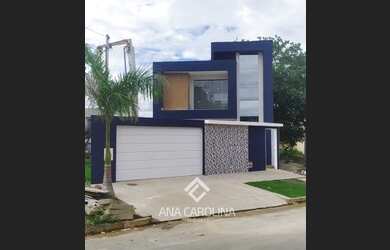 Imagem: A casa possui 3 Dormitórios, 1 Banheiro, 2 Vagas na garagem