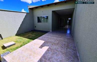 Imagem: A casa possui 3 Dormitórios, 2 Banheiros, 2 Vagas na garagem