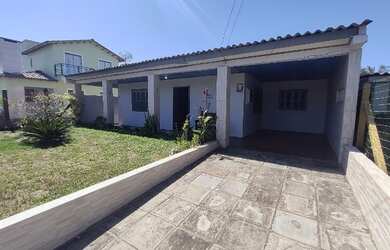 Imagem: A casa possui 3 Dormitórios, 1 Banheiro, 3 Vagas na garagem