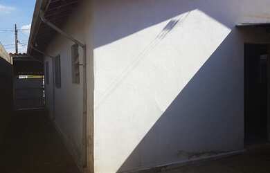 Imagem: A casa possui 3 Dormitórios, 2 Banheiros, 2 Vagas na garagem