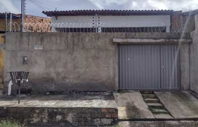 Imagem: A casa possui 2 Dormitórios, 1 Banheiro, 2 Vagas na garagem