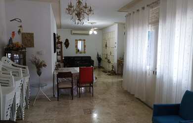 Imagem: A casa possui 5 Dormitórios, 5 Banheiros, 3 Vagas na garagem