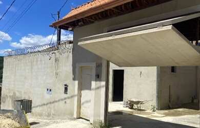 Imagem: A casa possui 3 Dormitórios, 1 Banheiro, 3 Vagas na garagem