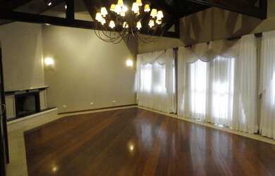 Imagem: A casa possui 4 Dormitórios, 1 Banheiro, 5 Vagas na garagem