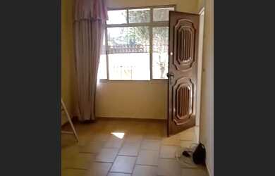 Imagem: A casa possui 3 Dormitórios, 2 Banheiros, 1 Vaga na garagem