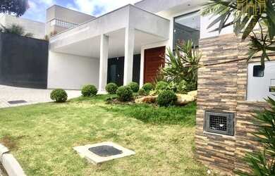 Imagem: A casa possui 3 Dormitórios, 3 Banheiros, 2 Vagas na garagem