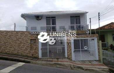 Imagem: A casa possui 4 Dormitórios, 4 Banheiros, 4 Vagas na garagem