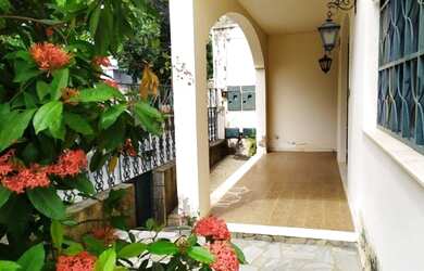 Imagem: A casa possui 5 Dormitórios, 4 Banheiros, 4 Vagas na garagem