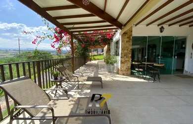 Imagem: A casa em condomínio possui 4 Dormitórios, 3 Banheiros, 400m²