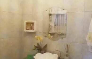 Imagem: A casa possui 3 Dormitórios, 2 Banheiros, 2 Vagas na garagem