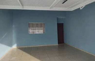 Imagem: A casa possui 3 Dormitórios, 1 Banheiro, 2 Vagas na garagem