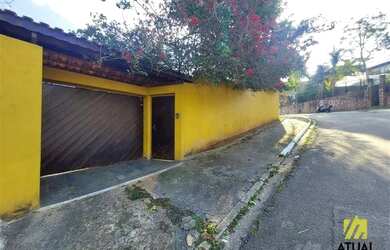 Imagem: A casa possui 3 Dormitórios, 2 Banheiros, 5 Vagas na garagem