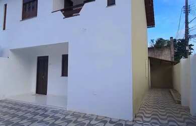 Imagem: A casa possui 4 Dormitórios, 3 Banheiros, 2 Vagas na garagem