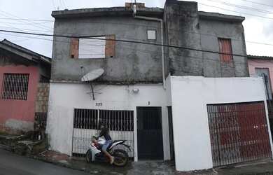 Imagem: A casa possui 5 Dormitórios, 3 Banheiros, 2 Vagas na garagem