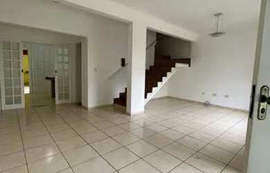 Imagem: A casa possui 3 Dormitórios, 2 Banheiros, 2 Vagas na garagem