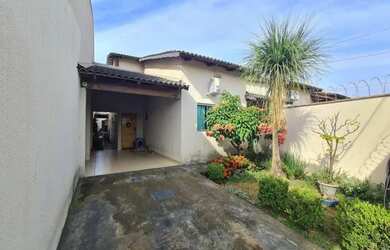 Imagem: A casa possui 3 Dormitórios, 2 Banheiros, 2 Vagas na garagem