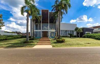 Imagem: A casa em condomínio possui 4 Dormitórios, 5 Banheiros, 5