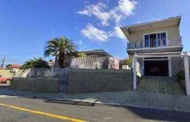 Imagem: A casa possui 3 Dormitórios, 1 Banheiro, 2 Vagas na garagem