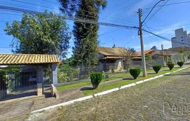 Imagem: A casa possui 3 Dormitórios, 1 Banheiro, 2 Vagas na garagem