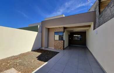 Imagem: A casa possui 3 Dormitórios, 1 Banheiro, 2 Vagas na garagem