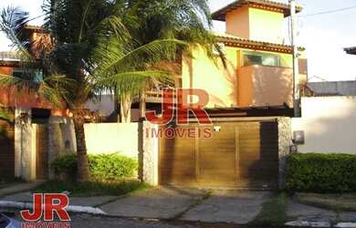 Imagem: A casa possui 4 Dormitórios, 1 Banheiro, 2 Vagas na garagem