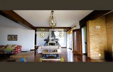 Imagem: A casa possui 5 Dormitórios, 4 Banheiros, 4 Vagas na garagem