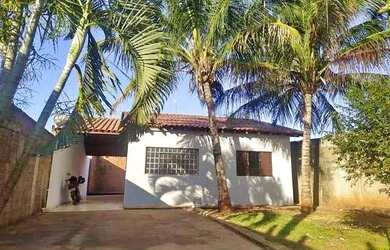 Imagem: A casa possui 2 Dormitórios, 1 Banheiro, 3 Vagas na garagem