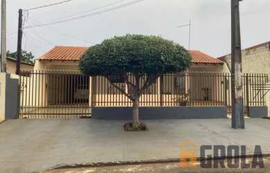 Imagem: A casa possui 3 Dormitórios, 2 Banheiros, 3 Vagas na garagem