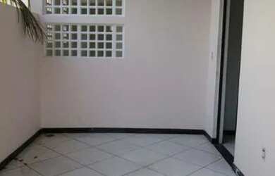 Imagem: A casa possui 2 Dormitórios, 2 Banheiros, 2 Vagas na garagem