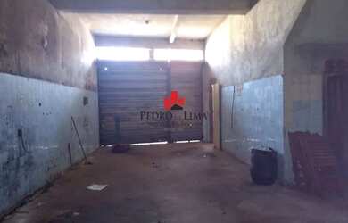 Imagem: O depósito possui 4 Vagas na garagem e 588m² de Área e está