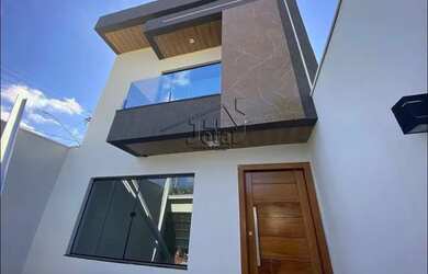 Imagem: A casa possui 3 Dormitórios, 2 Banheiros, 1 Vaga na garagem