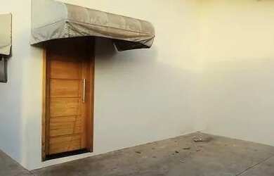 Imagem: A casa possui 3 Dormitórios, 1 Banheiro, 1 Vaga na garagem