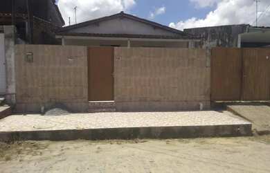 Imagem: A casa possui 3 Dormitórios, 2 Banheiros, 4 Vagas na garagem