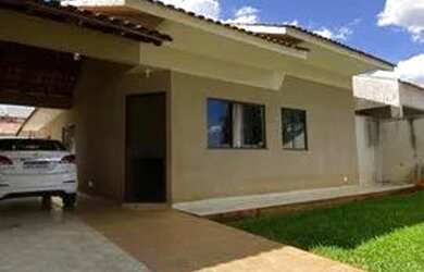 Imagem: A casa possui 3 Dormitórios, 2 Banheiros, 2 Vagas na garagem