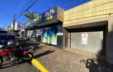 Imagem: A casa possui 4 Dormitórios, 5 Vagas na garagem e está localizado