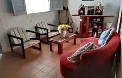 Imagem: A casa possui 3 Dormitórios, 1 Banheiro, 4 Vagas na garagem