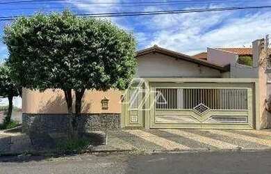 Imagem: A casa possui 3 Dormitórios, 2 Banheiros, 4 Vagas na garagem