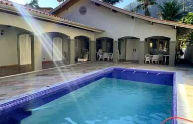 Imagem: A casa possui 4 Dormitórios, 4 Banheiros, 4 Vagas na garagem