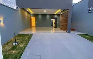 Imagem: A casa possui 3 Dormitórios, 2 Banheiros, 4 Vagas na garagem