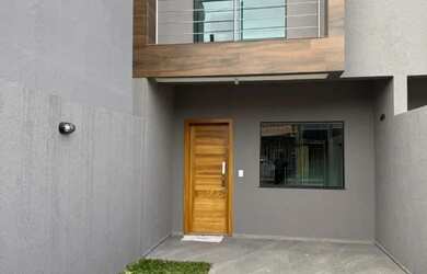 Imagem: A casa possui 2 Dormitórios, 3 Banheiros, 1 Vaga na garagem