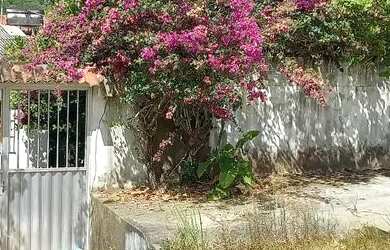 Imagem: A casa possui 3 Dormitórios, 2 Banheiros, 2 Vagas na garagem