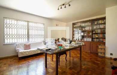 Imagem: A casa possui 3 Dormitórios, 2 Banheiros, 1 Vaga na garagem