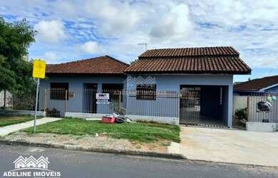 Imagem: A casa possui 4 Dormitórios, 2 Banheiros, 2 Vagas na garagem