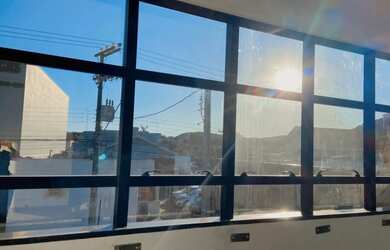 Imagem: O depósito possui 2 Vagas na garagem e 50m² de Área e está