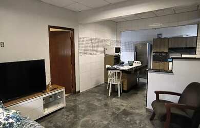 Imagem: A casa e possui 2 Dormitórios, 1 Banheiro, 1 Vaga na garagem