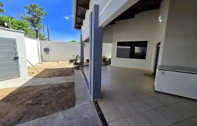 Imagem: A casa possui 3 Dormitórios, 2 Banheiros, 3 Vagas na garagem