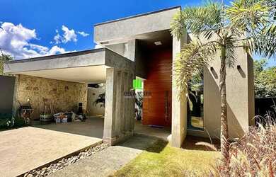 Imagem: A casa possui 3 Dormitórios, 3 Banheiros, 4 Vagas na garagem